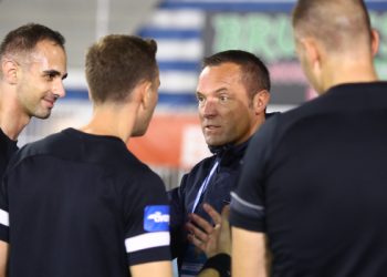 Το-θέατρο-του-παραλόγου-με-τους-πίνακες-διαιτητών-της-super-league