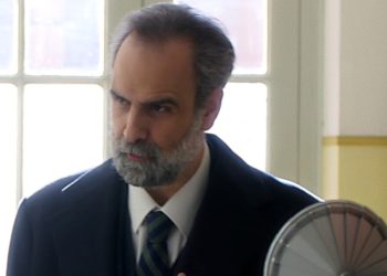 Άγιος-έρωτας-–-επόμενα-επεισόδια:-Ο-Παύλος-βάζει-τον-Βαζούρα-να-μαχαιρώσει-τον-Γεράσιμο-και-να-ενοχοποιήσει-τον-Αργύρη-για-την-επίθεση