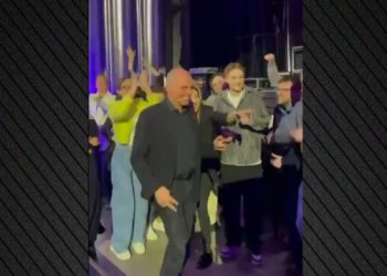 Ο-Γιάνης-Βαρουφάκης-γίνεται-viral-στη-Μόσχα-χορεύοντας-techno-κομμάτι-με-το-όνομά-του,-δείτε-βίντεο