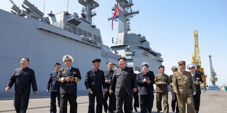 Βόρεια-Κορέα:-Νέες-πυραυλικές-δοκιμές-με-τον-Κιμ-Γιονγκ-Ουν-να-τις-εποπτεύει-από-αντιτορπιλικό