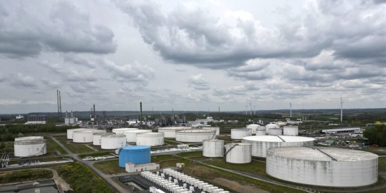 Πετρέλαιο:-Οι-ελπίδες-που-καλλιεργούν-οι-συζητήσεις-για-μακροπρόθεσμη-εκεχειρία-στη-Μέση-Ανατολή-ρίχνουν-τις-τιμές-κάτω-από-τα-100-δολάρια-το-βαρέλι