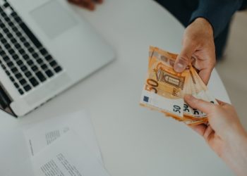 Επιστροφή-με-αυξήσεις-μισθών-μετά-το-Πάσχα-στο-Δημόσιο