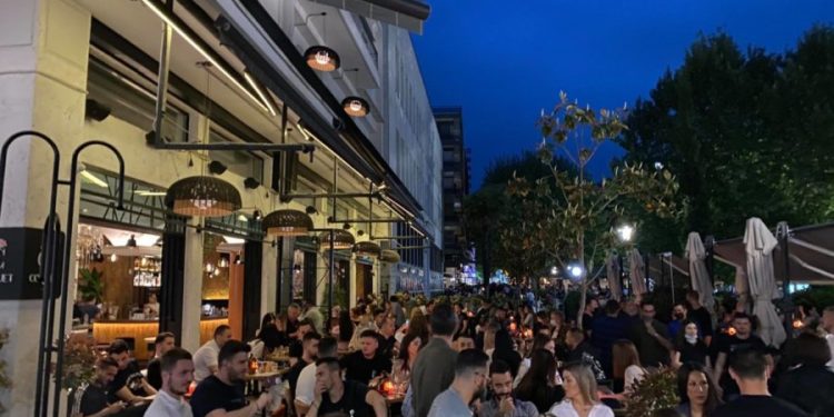 “Ζωντάνεψε”-η-εστίαση-το-Πάσχα-στη-Λάρισα