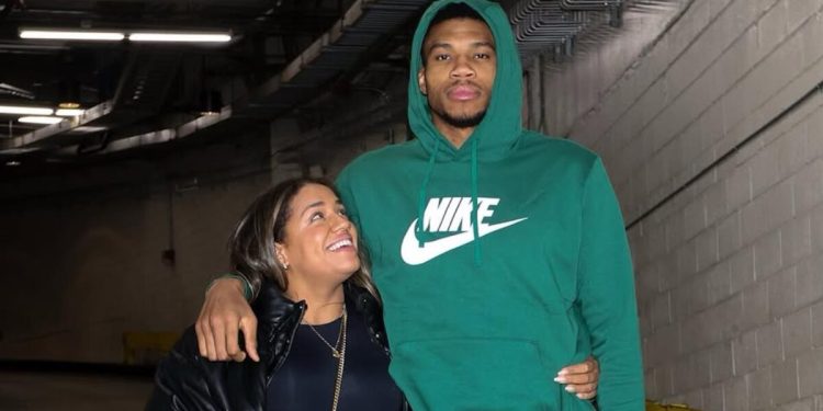 Επική-ατάκα-Αντετοκούνμπο-για-την-ανανέωση-στους-Μπακς:-«Πρέπει-να-ρωτήσω-τη-γυναίκα-μου,-δεν-φοράω-εγώ-τα-παντελόνια-στη-σχέση»