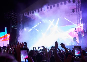 Τεχνητή-νοημοσύνη-και-μουσική-βιομηχανία:-Τι-αλλάζει-σήμερα-σε-δικαιώματα,-έσοδα-και-δημιουργία