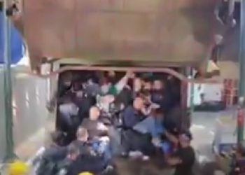 Ισραήλ:-Συγκλονιστικό-βίντεο-με-68-Παλαιστίνιους-στοιβαγμένους-μέσα-σε-σκουπιδιάρικο-να-προσπαθούν-να-μπουν-στη-χώρα