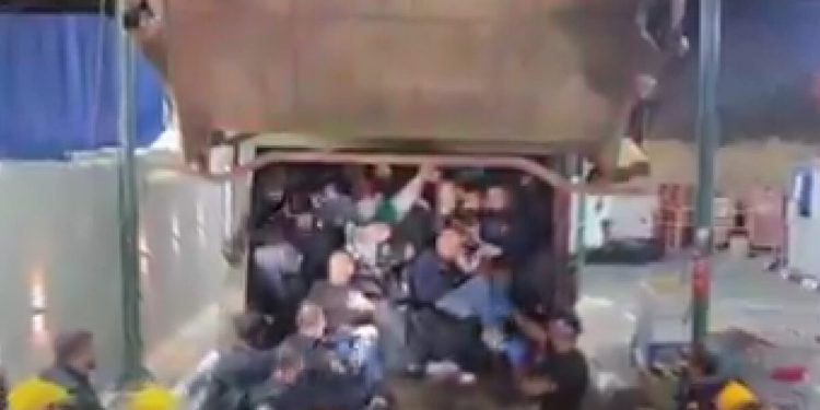 Ισραήλ:-Συγκλονιστικό-βίντεο-με-68-Παλαιστίνιους-στοιβαγμένους-μέσα-σε-σκουπιδιάρικο-να-προσπαθούν-να-μπουν-στη-χώρα