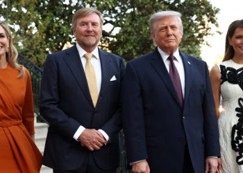 Στον-Λευκό-Οίκο-με-Τραμπ-και-Μελάνια-δείπνησαν-ο-βασιλιάς-και-η-βασίλισσα-της-Ολλανδίας-–-Τα-μοντέρνα-λουκ-των-γυναικών