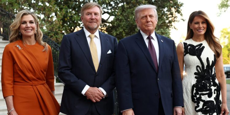 Στον-Λευκό-Οίκο-με-Τραμπ-και-Μελάνια-δείπνησαν-ο-βασιλιάς-και-η-βασίλισσα-της-Ολλανδίας-–-Τα-μοντέρνα-λουκ-των-γυναικών