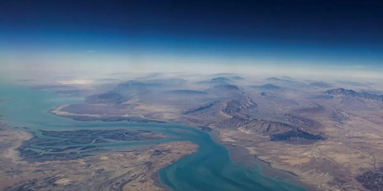 Κινεζικό-δεξαμενόπλοιο-πέρασε-από-τα-Στενά-του-Ορμούζ-παρά-το-μπλόκο-–-Ισραήλ-και-Χεζμπολάχ-συνεχίζουν-τις-επιθέσεις