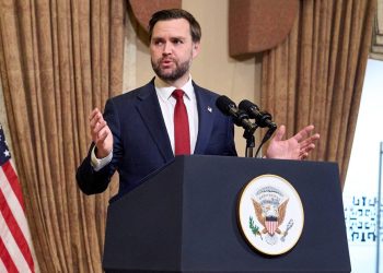 Τζέι-Ντι-Βανς:-«Η-μπάλα-βρίσκεται-στο-γήπεδο»-των-Ιρανών-–-Αναμένουμε-να-ανοίξουν-πλήρως-τα-Στενά-του-Ορμούζ