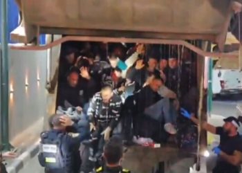 Απίστευτο-βίντεο-από-το-Ισραήλ:-Προσπάθησαν-να-περάσουν-68-Παλαιστίνιους-κρυμμένους-σε…-απορριμματοφόρο!