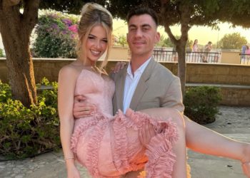 Παντρεύονται-Φειδίας-Παναγιώτου-και-Στυλιάνα-Αβερκίου-–-tο-προσκλητήριο-του-γάμου,-ζητούν-ντύσιμο-με…-bridgerton-vibes