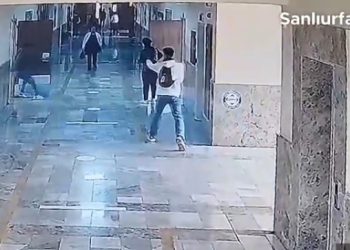 Δείτε-βίντεο:-Η-στιγμή-που-ο-ένοπλος-19χρονος-μπαίνει-στο-σχολείο-στη-Σανλιούρφα-της-Τουρκίας-και-ανοίγει-πυρ-αδιακρίτως