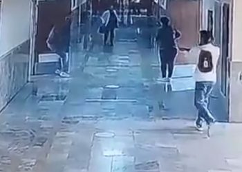 Τουρκία:-Βίντεο-από-τη-στιγμή-που-ένοπλος-εισβάλλει-σε-λύκειο-και-ανοίγει-πυρ