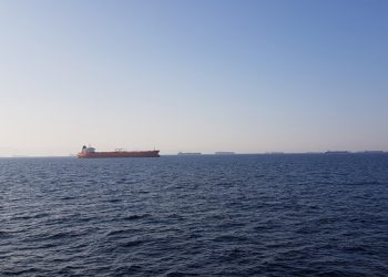 Επίθεση-σε-πλοίο-στον-Κόλπο-του-Ομάν-–-Πυρκαγιά-σε-φορτηγό-πλοίο-μετά-από-πλήγμα-με-δύο-άγνωστα-βλήματα