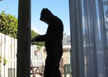 Λάρισα:-Αφηρημένος…-διαρρήκτης-ξέχασε-το-τσαντάκι-του-στη-βεράντα