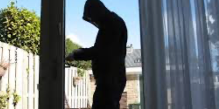 Λάρισα:-Αφηρημένος…-διαρρήκτης-ξέχασε-το-τσαντάκι-του-στη-βεράντα