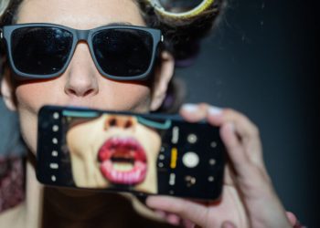 Δύο-ακόμη-παραστάσεις-για-το-“Όταν-Πεθάνω-Θάψτε-με-στο-facebooΚ”