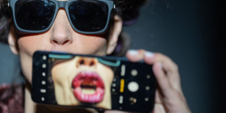 Δύο-ακόμη-παραστάσεις-για-το-“Όταν-Πεθάνω-Θάψτε-με-στο-facebooΚ”