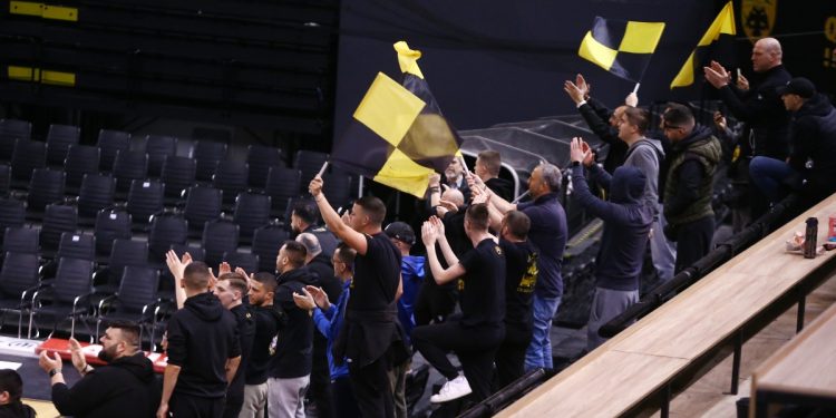 Οι-φίλοι-της-ΑΕΚ-“ντόπαραν”-τους-παίκτες-πριν-το-game-3-(video)