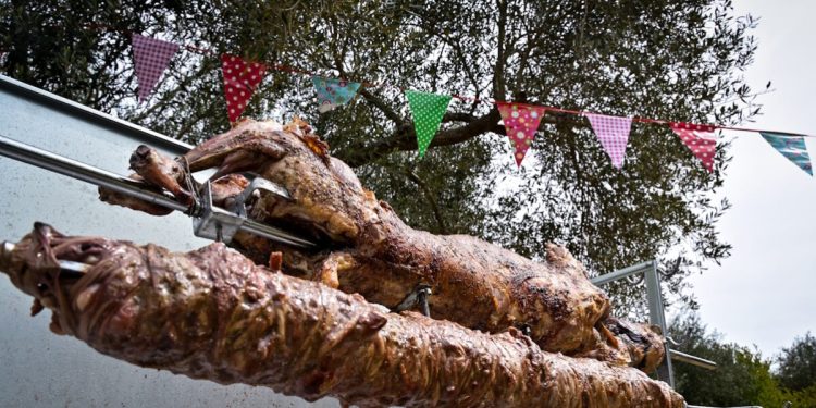 Ο-πασχαλινός-τζίρος-στο-1,5-δισ.-ευρώ,-με-50%-να-πηγαίνει-για-τρόφιμα-–-Αύξηση-τιμών-και-πτώση-κατανάλωσης-τα-χαρακτηριστικά-της-αγοράς