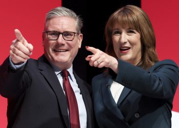 Ριβς:-Συντονισμένη-δράση-για-την-οικονομία-–-Επανέλαβε-τη-θέση-της-Βρετανίας-ο-Στάρμερ-στο-bbc