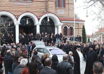 Στέφανος-Μπορμπόκης:-«Σαν-πληγωμένο-αετόπουλο-στο-χώμα»,-το-ζεϊμπέκικο-που-παίχτηκε-στην-κηδεία-του-παλαίμαχου-ποδοσφαιριστή