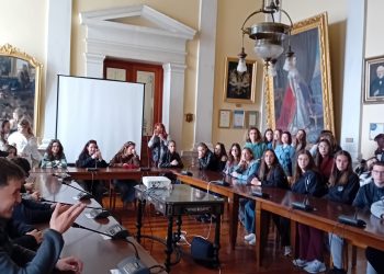 «Φιλαναγνωσία-και-φωτογραφία-“ταξιδεύουν”:-Το-6ο-ΓΕΛ-Λάρισας-σε-Τήνο-και-Σύρο»