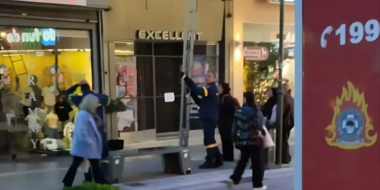 Λάρισα:΄eσπευσε-η-Πυροσβεστική-για-να-σώσει-γατάκι-στο-κέντρο-της-πόλης…-Τελικά-κατέβηκε-μόνο-του!-(ΦΩΤΟ)