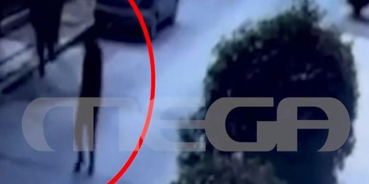 Γιώργος-Τσιτόγλου:-Η-στιγμή-που-οι-δύο-νεαροί-τρέπονται-σε-φυγή-μετά-τη-δολοφονία-του-γνωστού-τραγουδιστή-στην-Καρδίτσα