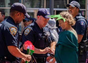 ΗΠΑ:-86χρονη-Γαλλίδα-κρατείται-από-την-ice-αφού-μετακόμισε-για-τον-παλιό-της-έρωτα-–-Η-απίστευτη-ιστορία-της