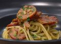 Σπαγγέτι-με-σαλάμι-Μετσόβου-και-ελιές