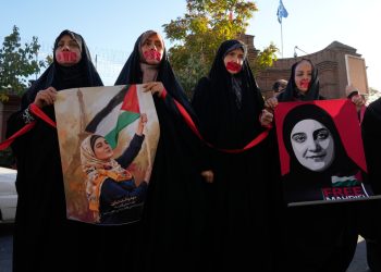 Ιρανή-φοιτήτρια-έφτασε-στο-Ιράν-μετά-την-απελευθέρωσή-της-στη-Γαλλία