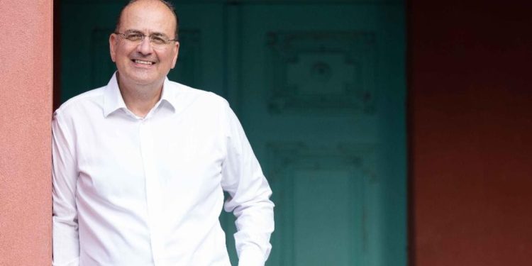 Αφοπλιστικός-Μακάριος-Λαζαρίδης:-«Η-ΝΔ.-έχει-αντίπαλο-μόνο-τα-προβλήματα-της-κοινωνίας»