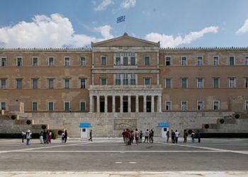 Καταρρέει-η-πολιτική;