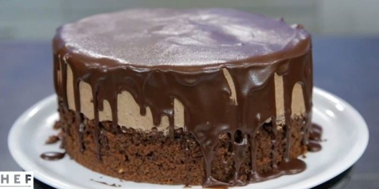 Κέικ-με-μους-και-γλάσο-σοκολάτας-από-τον-Βαγγέλη-Δρίσκα