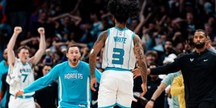 Σαρλότ-Χόρνετς-–-Μαϊάμι-Χιτ-127-126