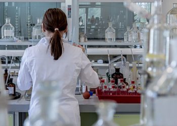 Πρόστιμα-και-εισαγωγές-για-ελλείψεις-φαρμάκων-–-Παραγωγή-καινοτόμων-θεραπειών-σε-νοσοκομεία