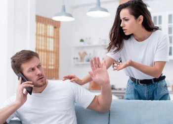 Σχέση:-Όταν-η-καθημερινότητα-κλέβει-τον-σύντροφό-σου-–-Πώς-να-μη-χαθείτε