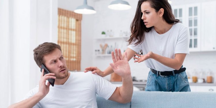 Σχέση:-Όταν-η-καθημερινότητα-κλέβει-τον-σύντροφό-σου-–-Πώς-να-μη-χαθείτε