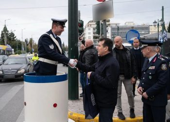 Ο-Μιχάλης-Χρυσοχοΐδης-πήγε-δώρα-στον-τροχονόμο-της-διασταύρωσης-Αμαλίας-και-Βασιλίσσης-Σοφίας