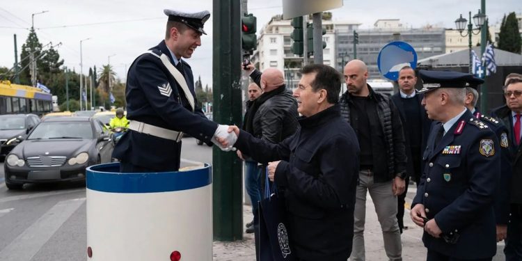 Ο-Μιχάλης-Χρυσοχοΐδης-πήγε-δώρα-στον-τροχονόμο-της-διασταύρωσης-Αμαλίας-και-Βασιλίσσης-Σοφίας