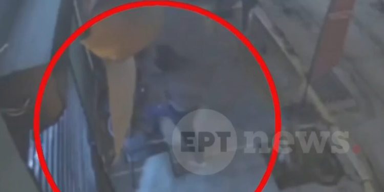 Θεσσαλονίκη:-Διαρρήκτης-πήδηξε-από-ύψος-2,5-μέτρων-για-να-ξεφύγει-–-Βίντεο-ντοκουμέντο-από-την-αποτυχημένη-προσπάθεια-κλοπής