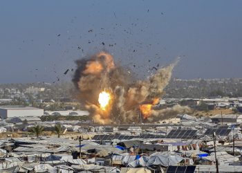 Πολωνός-βουλευτής-ύψωσε-ισραηλινή-σημαία-με-ναζιστικό-σύμβολο,-παρομοιάζοντας-τις-πρακτικές-του-Τελ-Αβίβ-στη-Γάζα-με-το-«Τρίτο-Ράιχ»