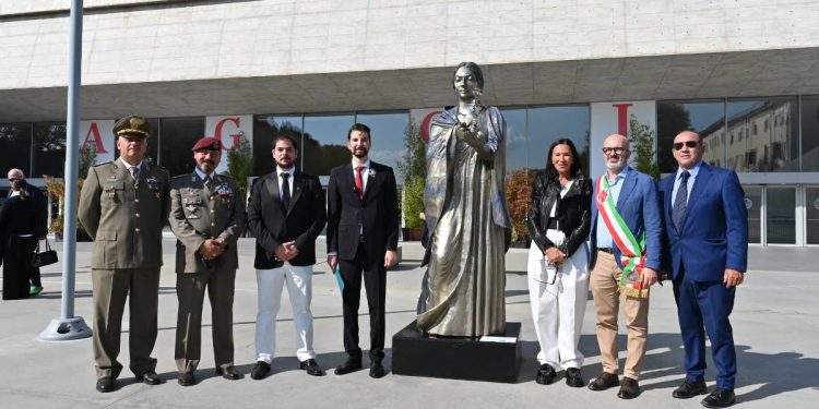 Ο-Νίκος-Φλώρος-και-το-άγαλμα-της-Μαρίας-Κάλλας-στη-Φλωρεντία