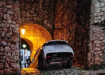 Γιάννενα:-Αυτοκίνητο-έκανε-«βουτιά»-στα-σκαλιά-του-Κάστρου