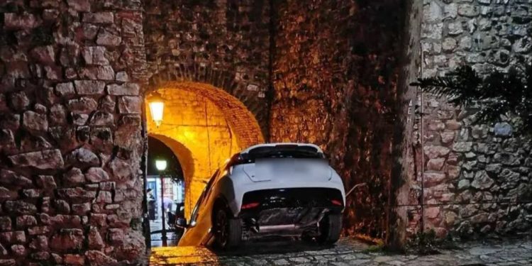Γιάννενα:-Αυτοκίνητο-έκανε-«βουτιά»-στα-σκαλιά-του-Κάστρου