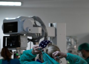 Μυτιλήνη:-30χρονη-νοσηλεύεται-με-μικροβιακή-μηνιγγίτιδα-σε-ΜΕΘ