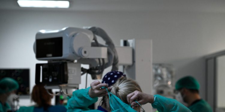 Μυτιλήνη:-30χρονη-νοσηλεύεται-με-μικροβιακή-μηνιγγίτιδα-σε-ΜΕΘ